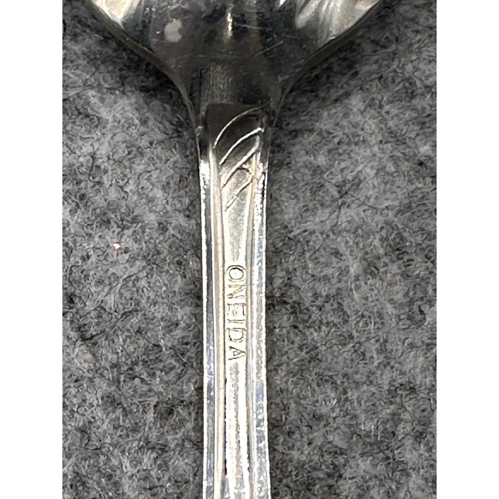 Oneida Silverplate Sugar Shell Spoon Scalloped Bowl Vintage Flatware 6 Inch
